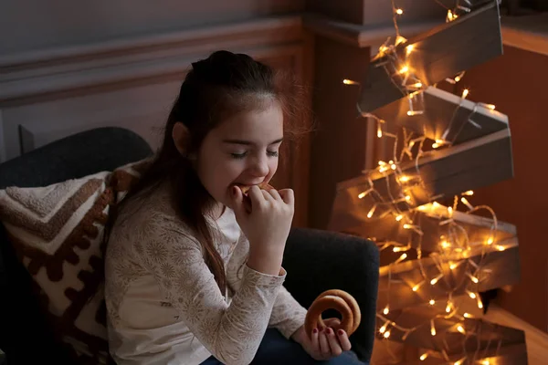 Chica Con Pelo Largo Oscuro Está Jugando Con Galletas Las — Foto de Stock