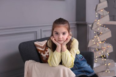 Yeni yıl ağacında uzun sarı saçlı mutlu genç kız güzel bir Noel şenliği havasında hediyelerle kutluyor.