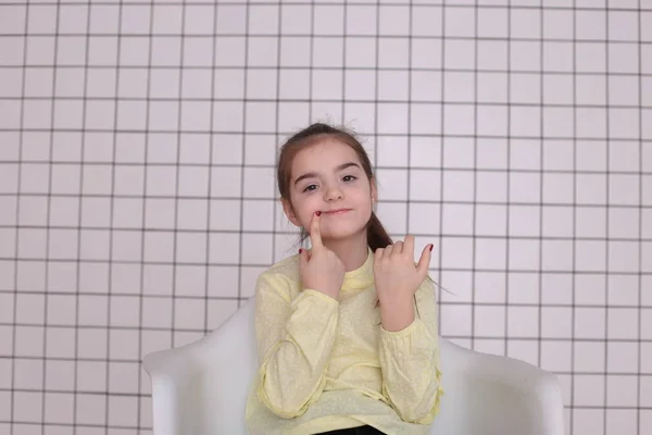 Bela Menina Sorridente Oito Anos Com Cabelos Longos Uma Blusa — Fotografia de Stock