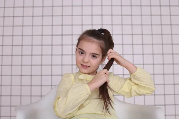 Schöne Lächelnde Mädchen Von Acht Jahren Mit Langen Haaren Einer — Stockfoto