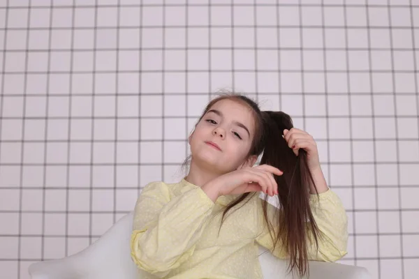 Schöne Lächelnde Mädchen Von Acht Jahren Mit Langen Haaren Einer — Stockfoto