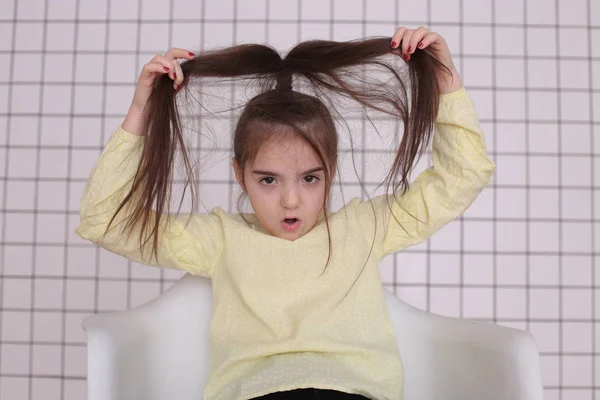 Bella Ragazza Sorridente Otto Anni Con Capelli Lunghi Una Camicetta — Foto Stock