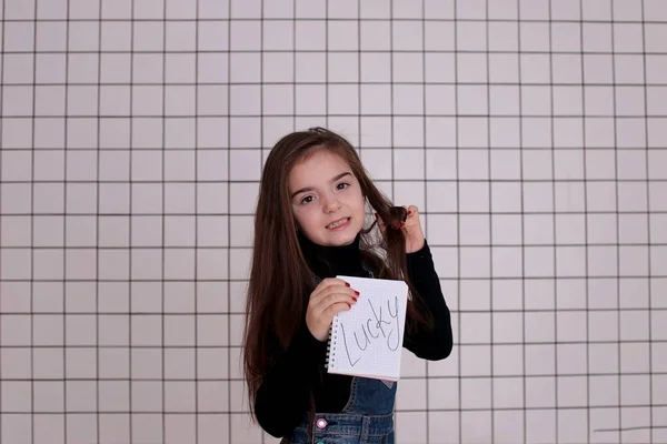 Bela Menina Sorridente Oito Anos Com Cabelos Longos Uma Gola — Fotografia de Stock