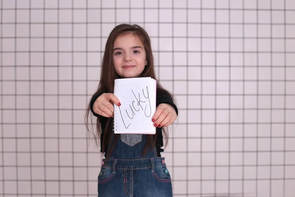 Bela Menina Sorridente Oito Anos Com Cabelos Longos Uma Gola — Fotografia de Stock