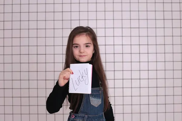 Bela Menina Sorridente Oito Anos Com Cabelos Longos Uma Gola — Fotografia de Stock