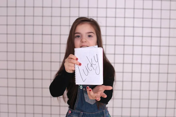 Bela Menina Sorridente Oito Anos Com Cabelos Longos Uma Gola — Fotografia de Stock