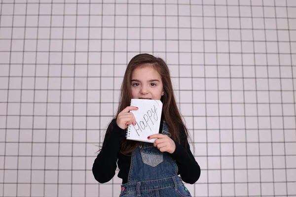 Jong Lachend Meisje Van Acht Jaar Met Lang Haar Een — Stockfoto