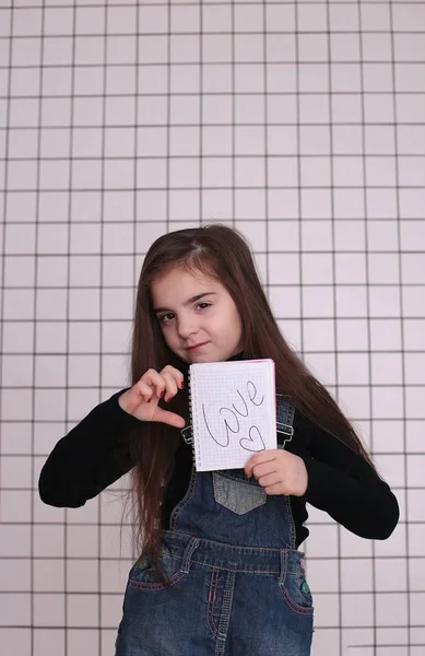 Jovem Menina Sorridente Oito Anos Com Cabelos Longos Uma Gola — Fotografia de Stock