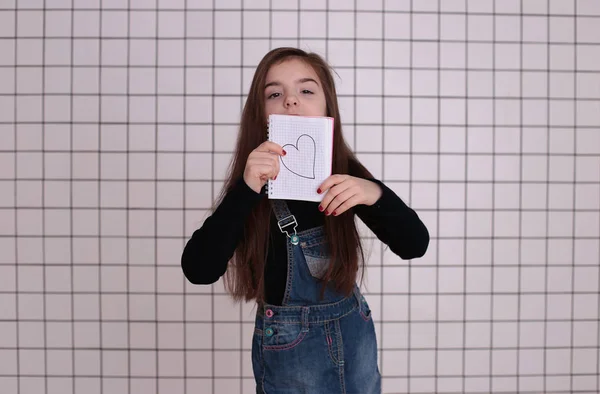 Jovem Menina Sorridente Oito Anos Com Cabelos Longos Uma Gola — Fotografia de Stock