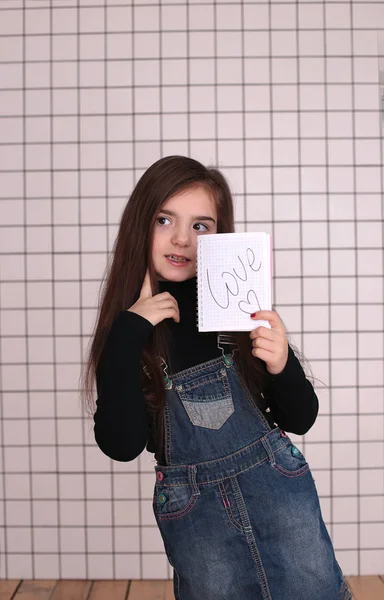 Jovem Menina Sorridente Oito Anos Com Cabelos Longos Uma Gola — Fotografia de Stock