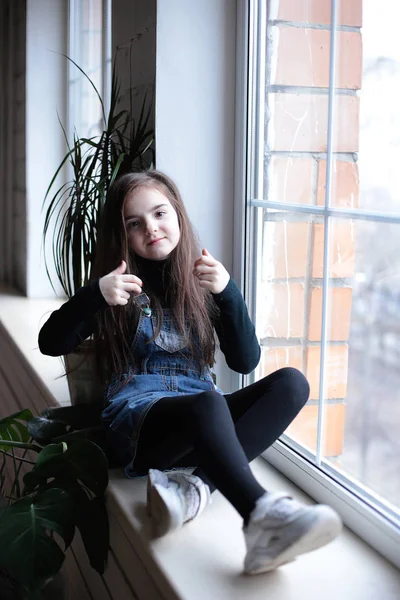 Jovem Sorridente Menina Oito Anos Com Cabelos Longos Uma Gola — Fotografia de Stock