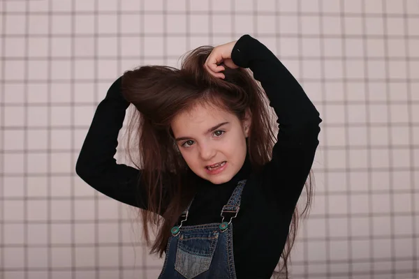 Jovem Menina Sorridente Oito Anos Com Cabelos Longos Uma Gola — Fotografia de Stock