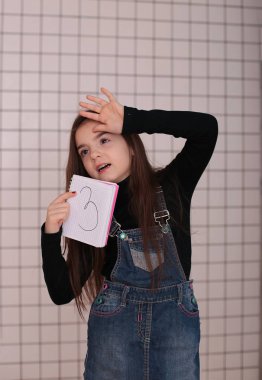 Sekiz yaşında, uzun saçlı, siyah balıkçı yakalı ve üzerinde 