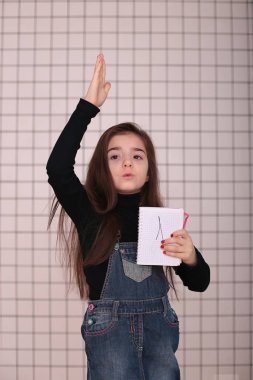 Sekiz yaşında, uzun saçlı, siyah balıkçı yakalı ve üzerinde 