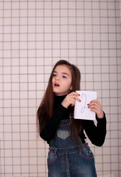 Jovem Menina Sorridente Oito Anos Com Cabelos Longos Uma Gola — Fotografia de Stock