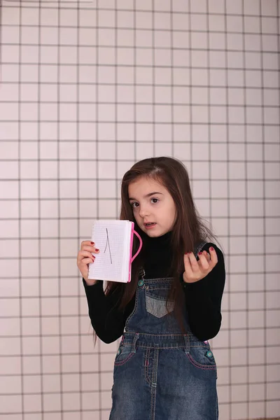 Jovem Menina Sorridente Oito Anos Com Cabelos Longos Uma Gola — Fotografia de Stock