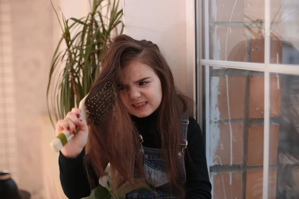 Joven Chica Sonriente Ocho Años Con Pelo Largo Cuello Alto — Foto de Stock