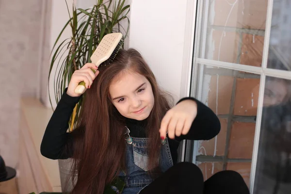 Junges Lächelndes Mädchen Von Acht Jahren Mit Langen Haaren Schwarzem — Stockfoto