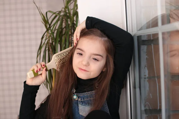 Jovem Sorridente Menina Oito Anos Com Cabelos Longos Uma Gola — Fotografia de Stock