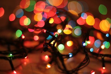 Odak dışında çok renkli zarif çelenk Bokeh Noel makro arkaplanı