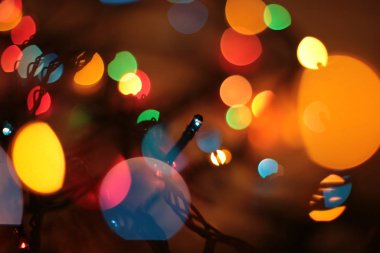 Odak dışında çok renkli zarif çelenk Bokeh Noel makro arkaplanı