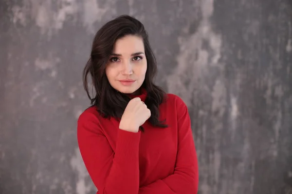 Retrato Una Hermosa Chica Con Pelo Oscuro Cuello Alto Rojo —  Fotos de Stock