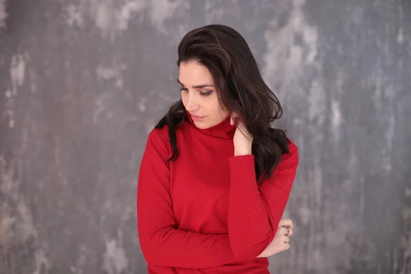 Retrato Una Hermosa Chica Con Pelo Oscuro Cuello Alto Rojo —  Fotos de Stock