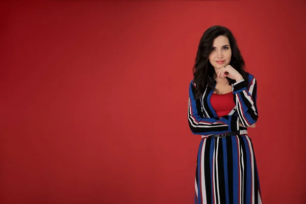 Retrato Una Hermosa Chica Con Pelo Oscuro Vestido Rayas Sobre —  Fotos de Stock