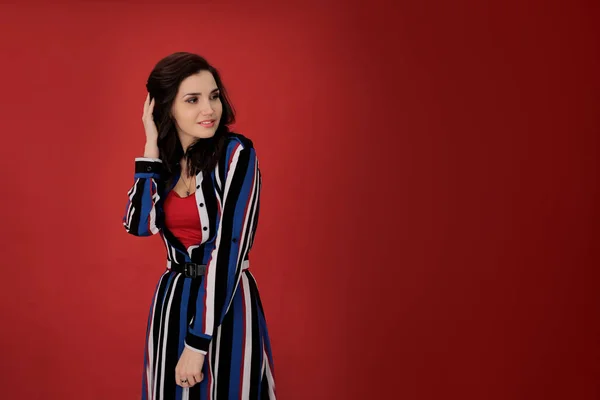 Retrato Una Hermosa Chica Con Pelo Oscuro Vestido Rayas Sobre —  Fotos de Stock