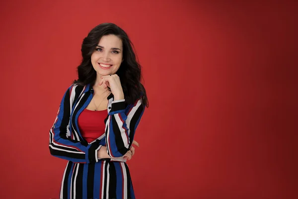 Retrato Una Hermosa Chica Con Pelo Oscuro Vestido Rayas Sobre —  Fotos de Stock