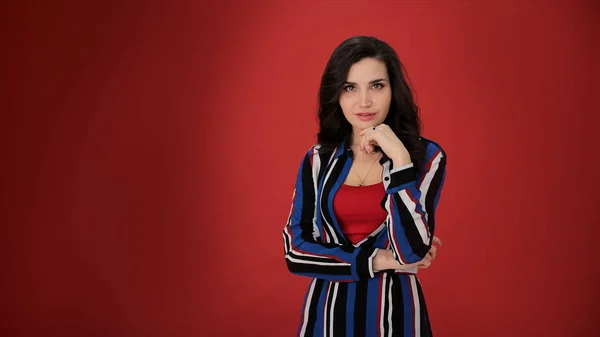 Retrato Una Hermosa Chica Con Pelo Oscuro Vestido Rayas Sobre —  Fotos de Stock