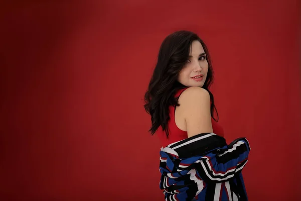 Retrato Una Hermosa Chica Con Pelo Oscuro Vestido Rayas Sobre —  Fotos de Stock