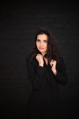 Siyah bir adamın ceketinde koyu renk saçlı güzel bir kadının portresi.