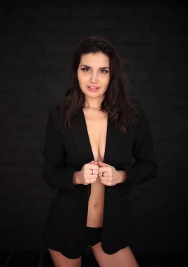 Siyah bir adamın ceketinde koyu renk saçlı güzel bir kadının portresi.