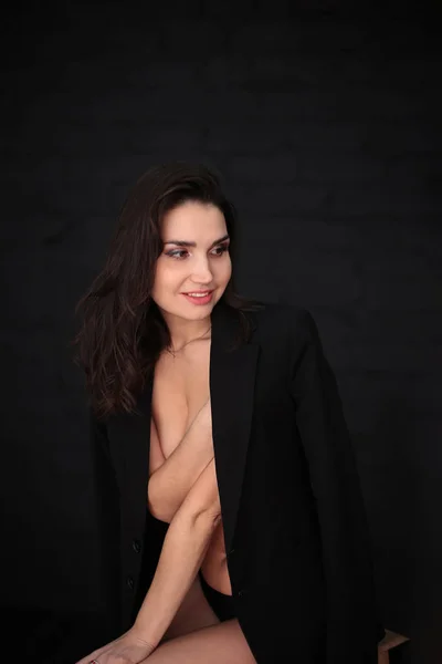 Retrato Una Hermosa Joven Con Pelo Oscuro Chaqueta Hombre Negro —  Fotos de Stock