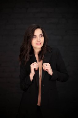 Siyah bir adamın ceketinde koyu renk saçlı güzel bir kadının portresi.