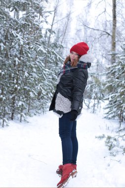 Kızıl saçlı genç bir kadın kış yürüyüşüne çıktı. Soğuk havada ve romantik bir havada.