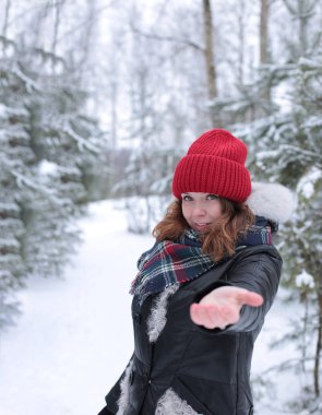 Kızıl saçlı genç bir kadın kış yürüyüşüne çıktı. Soğuk havada ve romantik bir havada.