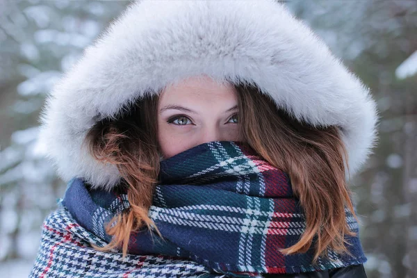 Młoda Kobieta Rudymi Włosami Zimowym Spacerze Lesie Zimna Pogoda Dobry — Zdjęcie stockowe