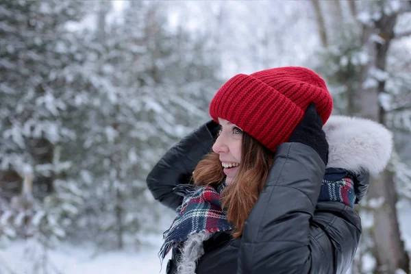 Mujer Joven Con Pelo Jengibre Paseo Invierno Bosque Clima Frío — Foto de Stock