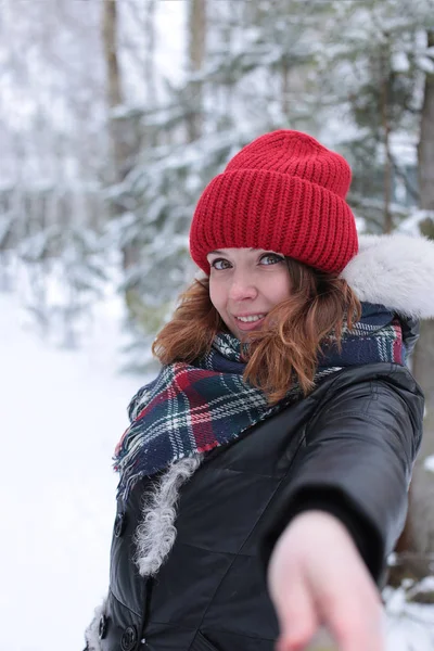 Young Woman Ginger Hair Winter Walk Forest Cold Weather Good — Stock Photo, Image