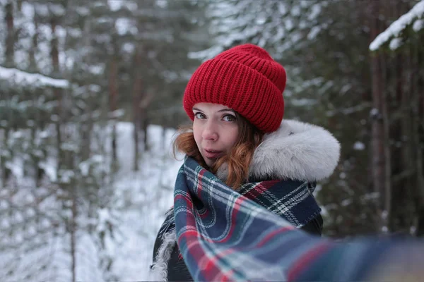 Młoda Kobieta Rudymi Włosami Zimowym Spacerze Lesie Zimna Pogoda Dobry — Zdjęcie stockowe