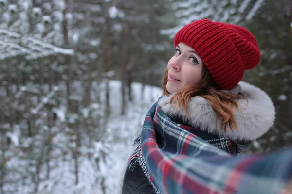 Mujer Joven Con Pelo Jengibre Paseo Invierno Bosque Clima Frío — Foto de Stock