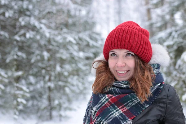 Giovane Donna Con Capelli Rossi Una Passeggiata Invernale Nella Foresta — Foto Stock