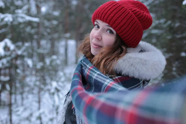 Giovane Donna Con Capelli Rossi Una Passeggiata Invernale Nella Foresta — Foto Stock