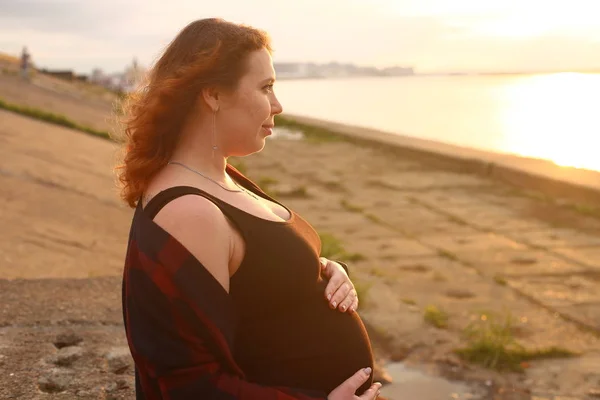 Mujer Joven Con Pelo Rojo Rizado Noveno Mes Embarazo — Foto de Stock