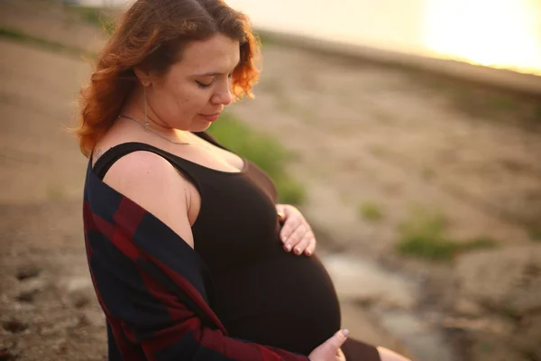 Jeune Femme Aux Cheveux Roux Bouclés Neuvième Mois Grossesse — Photo