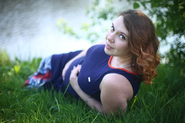 快乐怀孕的漂亮女孩 卷曲的姜黄头发 — 图库照片