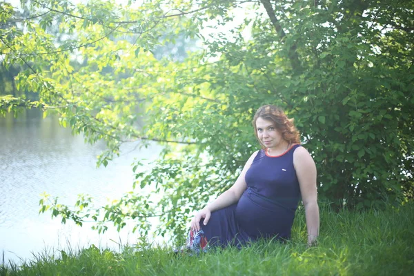 Feliz Embarazada Hermosa Chica Con Pelo Rizado Jengibre — Foto de Stock