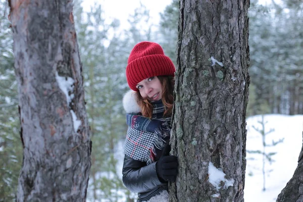 Beautiful Girl Green Eyes Ginger Hair Red Hat Walk Winter — Stock Photo, Image